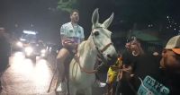 Jon Vlogs chega montado em mula para jogo da Kings League Brazil