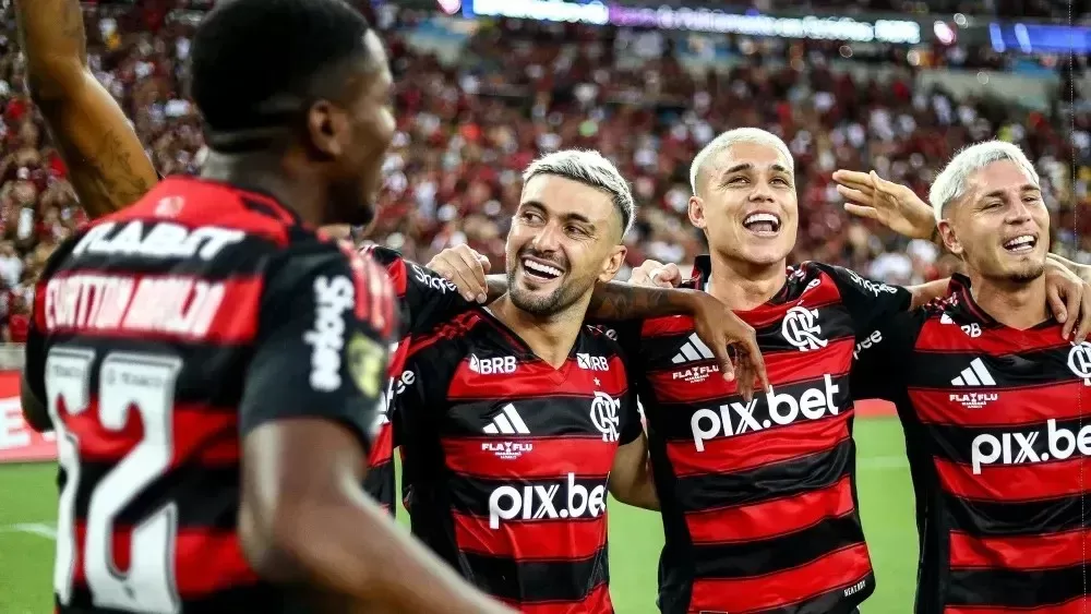 Luiz-Araujo-entre-Arrascaeta-e-Varela-comemora-o-titulo-do-Carioca-pelo-Flamengo.webp.jpeg
