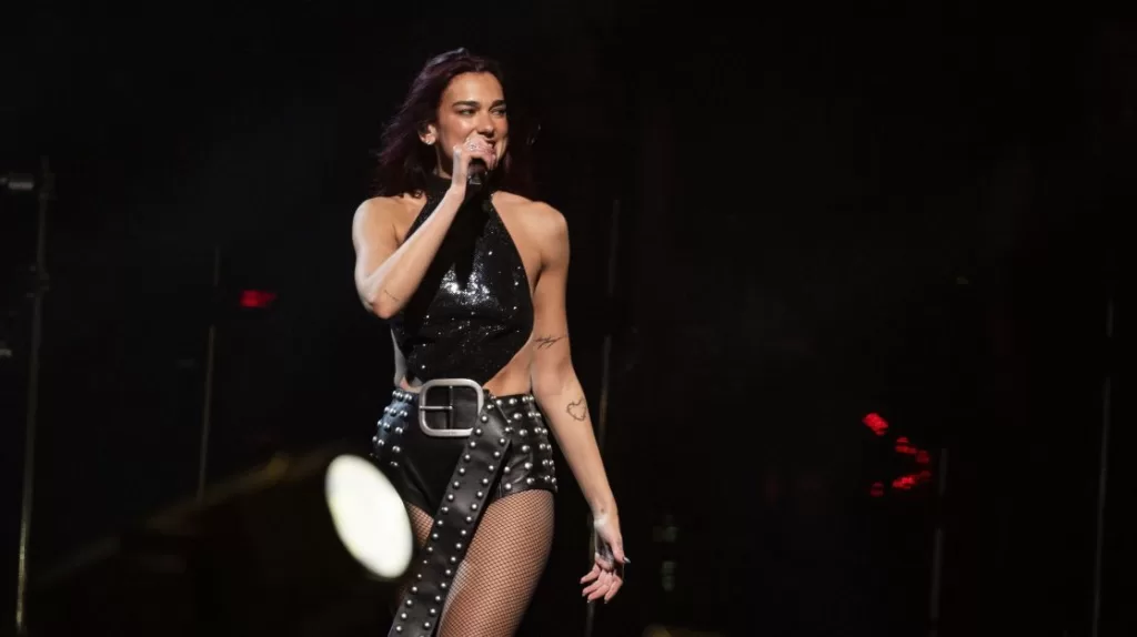 dua-lipa-glastonbury-6-e1719665410178.jpg