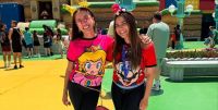 Anitta se diverte com Lexa em novo parque temático nos EUA: "É meu"