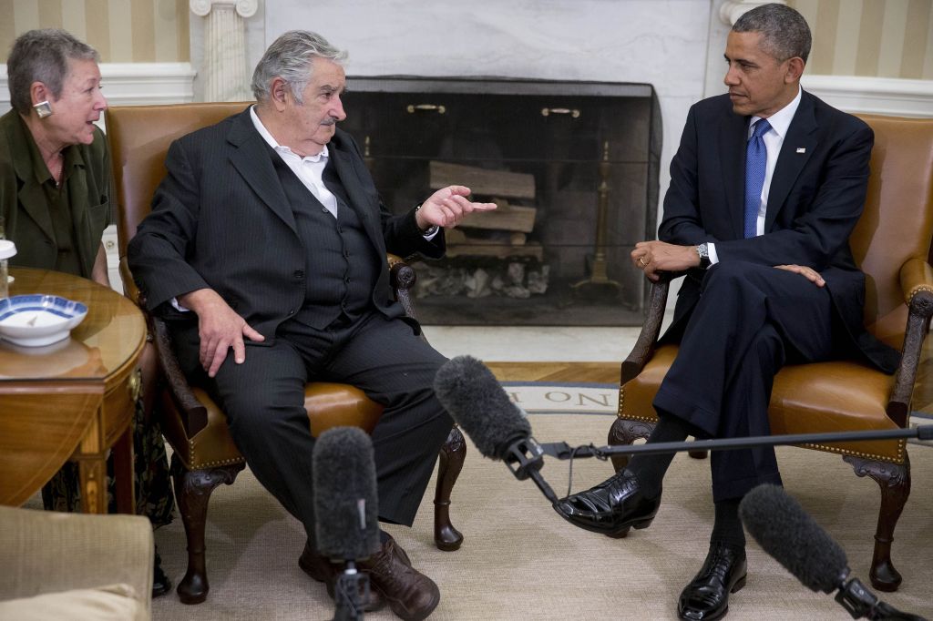 O presidente uruguaio, José Pepe Mujica, discursa durante uma reunião bilateral com o presidente dos EUA, Barack Obama, no Salão Oval da Casa Branca, em 12 de maio de 2014, em Washington, D.C.