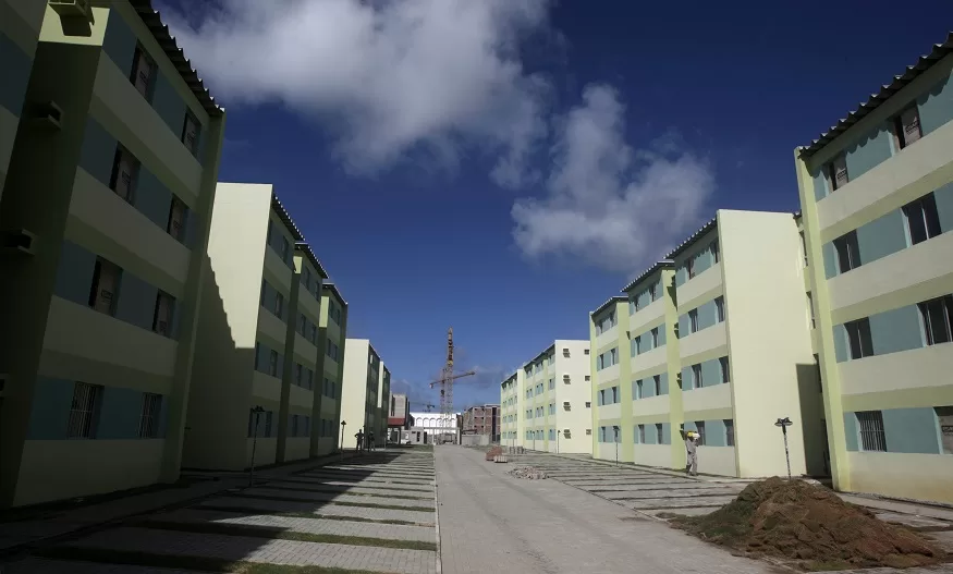 2025-04-15T192625Z_1_LYNXMPEL3E0ZJ_RTROPTP_4_BRAZIL-HOUSING.jpg