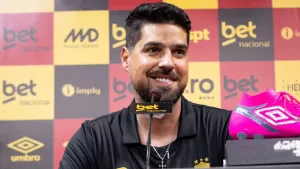 Antonio-Oliveira-e-vaiado-em-estreia-pelo-Sport-e1746994305927.jpg