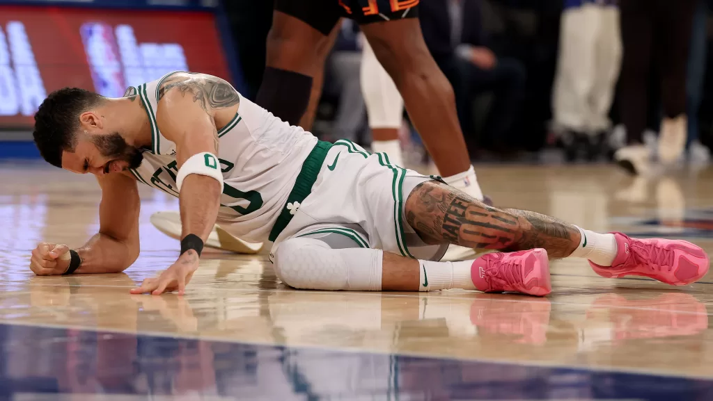 Após cirurgia, Tatum publica foto em cama de hospital e agradece apoio