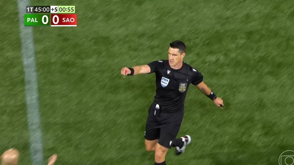 Arbitro-com-esmalte-na-mao.jpg