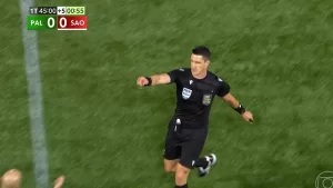 Arbitro-com-esmalte-na-mao.jpg