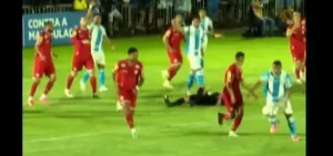 Arbitro-leva-nocaute-em-jogo-da-Serie-C-do-Campeonato-Brasileiro-e1747056216413.jpg