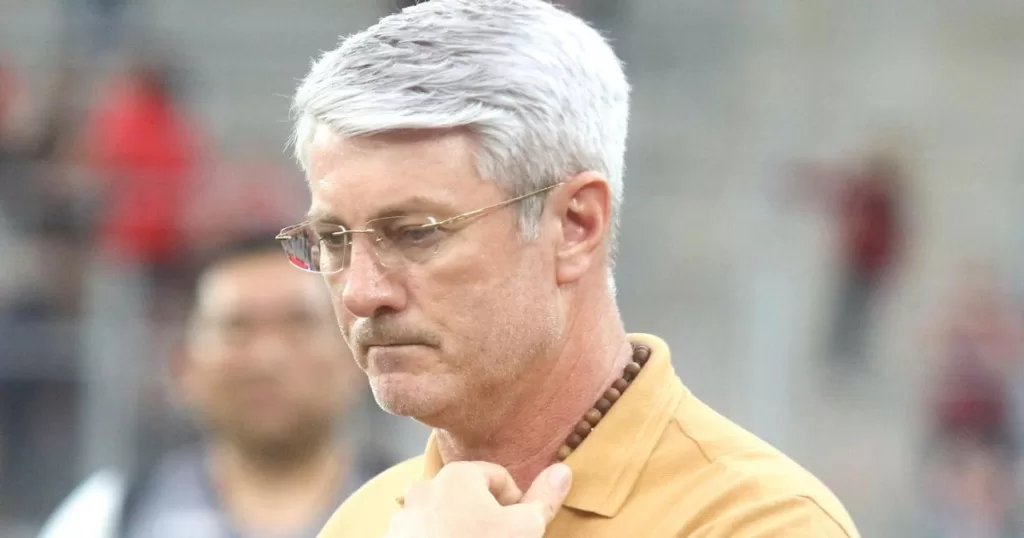Athletico está no mercado e vai contratar, garante técnico Odair Hellmann