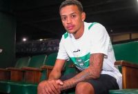 Jogador emprestado pelo São Paulo leva socos e garrafadas em Curitiba