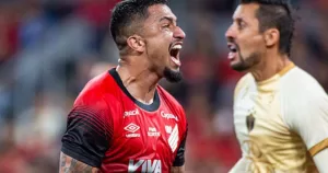Com Hellmann, o Athletico faz um jogo de superação