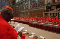 Conclave: Cardeais eleitores receberam dossiê favorável a conservadores