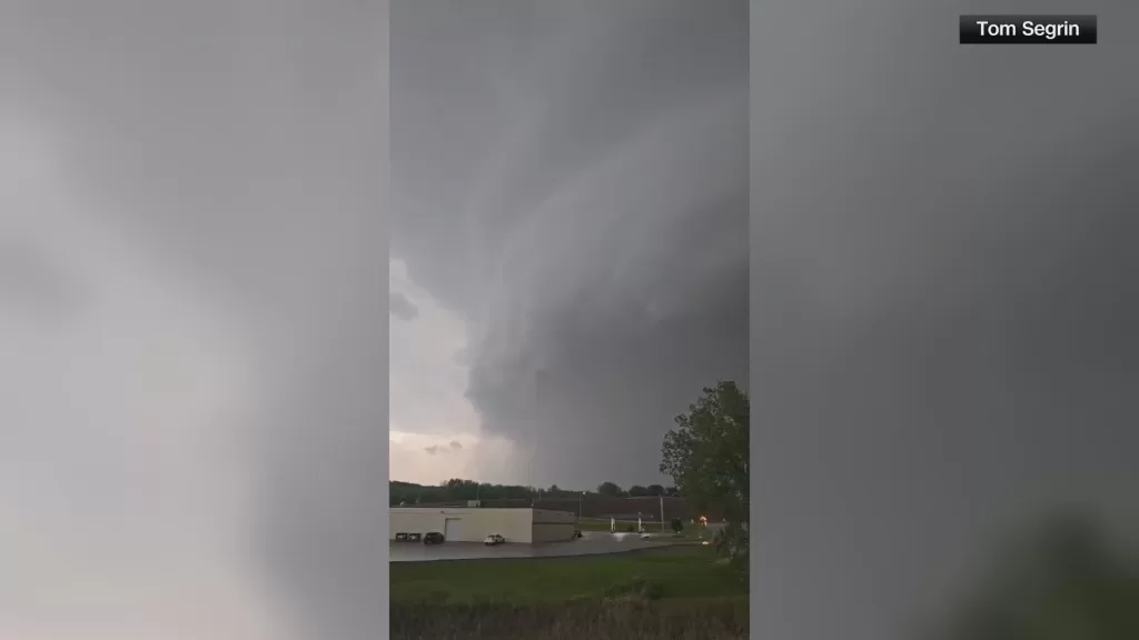 EDC_NVD_160525_IL_TORNADO_EUA_frame_86.jpeg