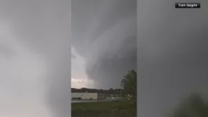 EDC_NVD_160525_IL_TORNADO_EUA_frame_86.jpeg