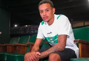 Jogador emprestado pelo São Paulo leva socos e garrafadas em Curitiba