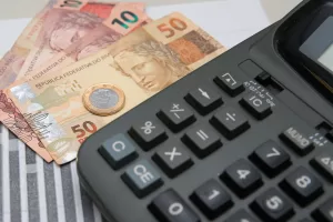 Marcello-Casal-JrAgencia-Brasil-Economia-Moeda-RealDinheiro-Calculadora.jpg
