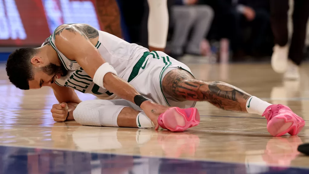 NBA: Jayson Tatum deixa quadra em cadeira de rodas após lesão nos playoffs