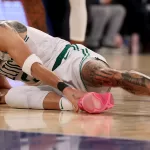 NBA: Jayson Tatum deixa quadra em cadeira de rodas após lesão nos playoffs