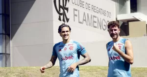 Pedro-e-Leo-Pereira-em-treino-no-CT-do-Flamengo.png