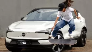Rayssa Leal ganha carro elétrico de R$ 230 mil aos 17 anos