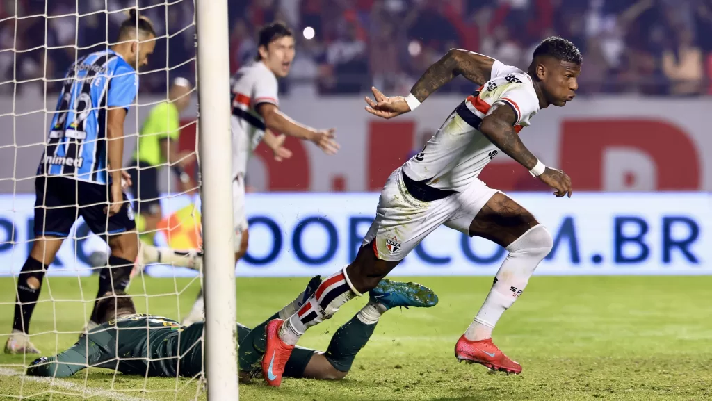 São Paulo vence de virada e empurra o Grêmio para o Z4 do Brasileiro