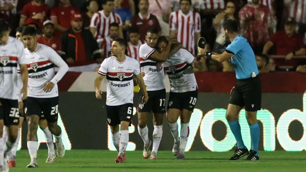 São Paulo volta a vencer Náutico e avança às oitavas da Copa do Brasil