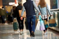 Novas regras para trabalho no comércio aos domingos e feriados; entenda