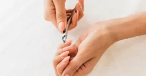 higiene-e-cuidado-das-unhas-cortando-as-cuticulas.jpg