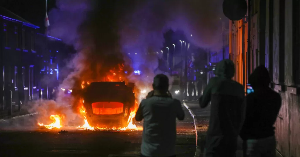 11int-nireland-riot-01-mpzk-facebookJumbo.jpg