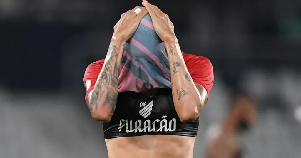 Athletico completa seis meses do rebaixamento com reformulação e mais vexames