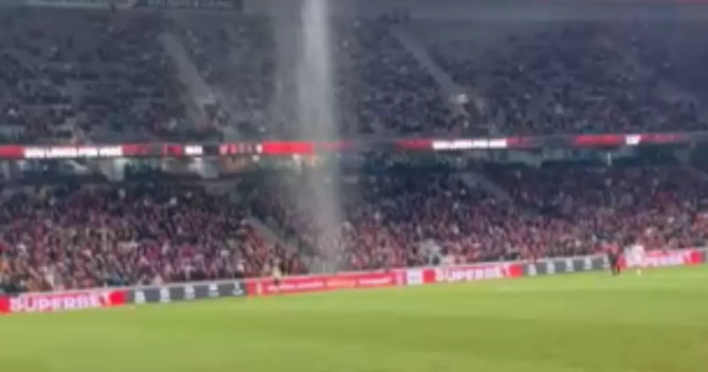 Chuvas fortes causam cachoeira na Arena do Athletico