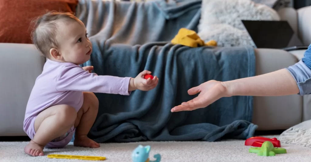 adoravel-bebe-entregando-um-brinquedo-para-sua-mae.jpg