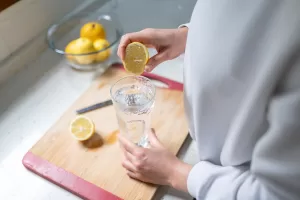agua-morna-com-limao.jpg